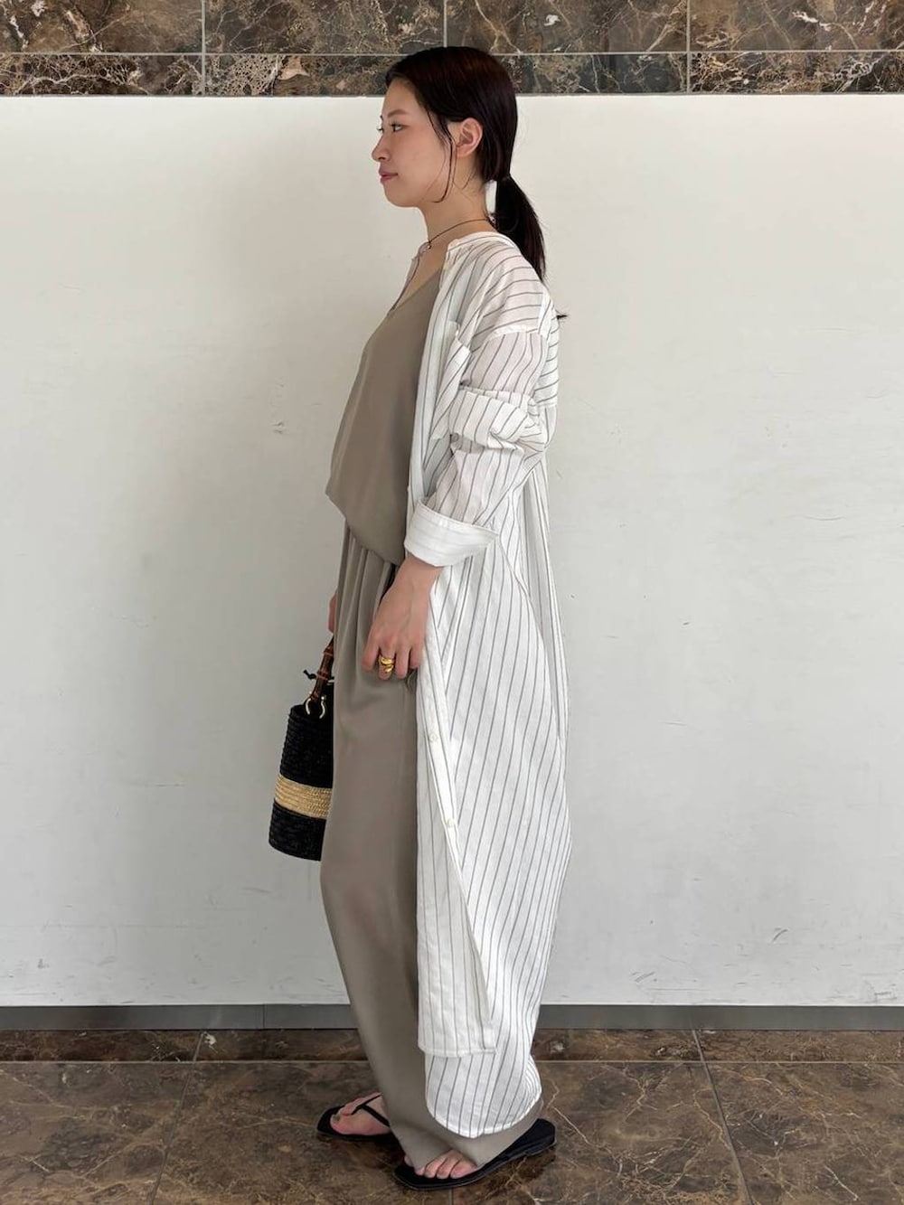 グレー系のその他パンツ、グレー系のシャツ/ブラウスを着用したレディースの夏コーディネートの2枚目の写真