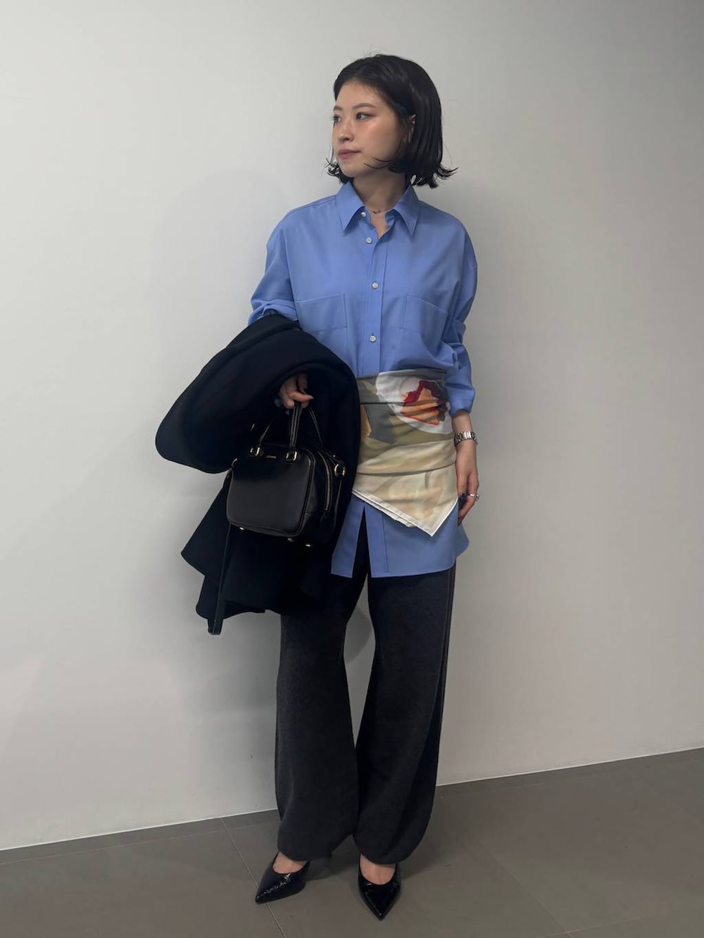 グレー系のその他パンツ、ブラック系のピーコート、グレー系のストール/ショールを着用したレディースの秋コーディネートの7枚目の写真