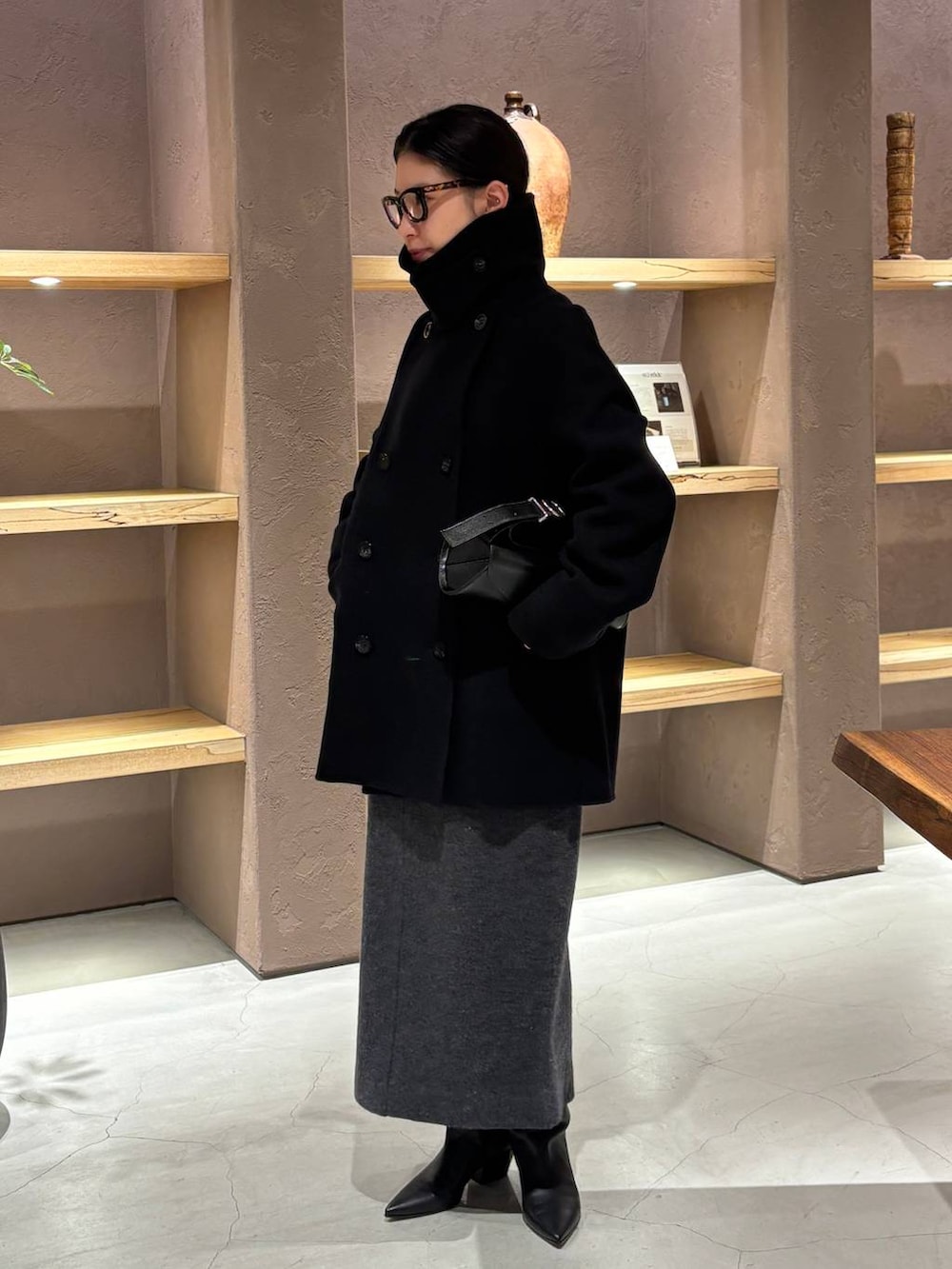 ブルー系のニット/セーター、ブルー系のシャツ/ブラウス、ブルー系のピーコートを着用したレディースの秋コーディネートの5枚目の写真