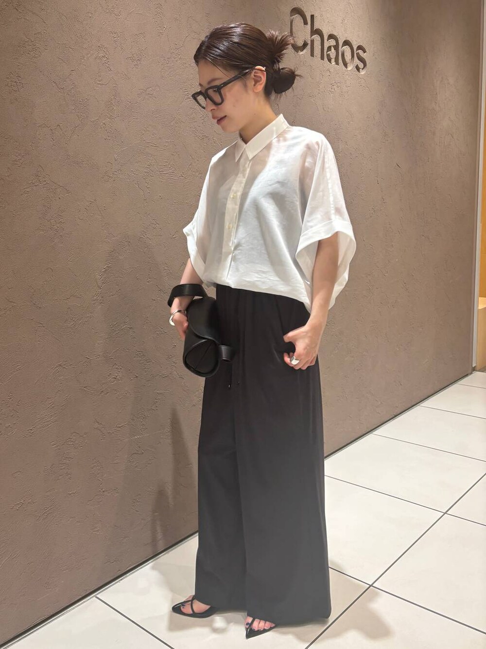 グレー系のその他パンツ、ホワイト系のシャツ/ブラウスを着用したレディースの春コーディネートの2枚目の写真