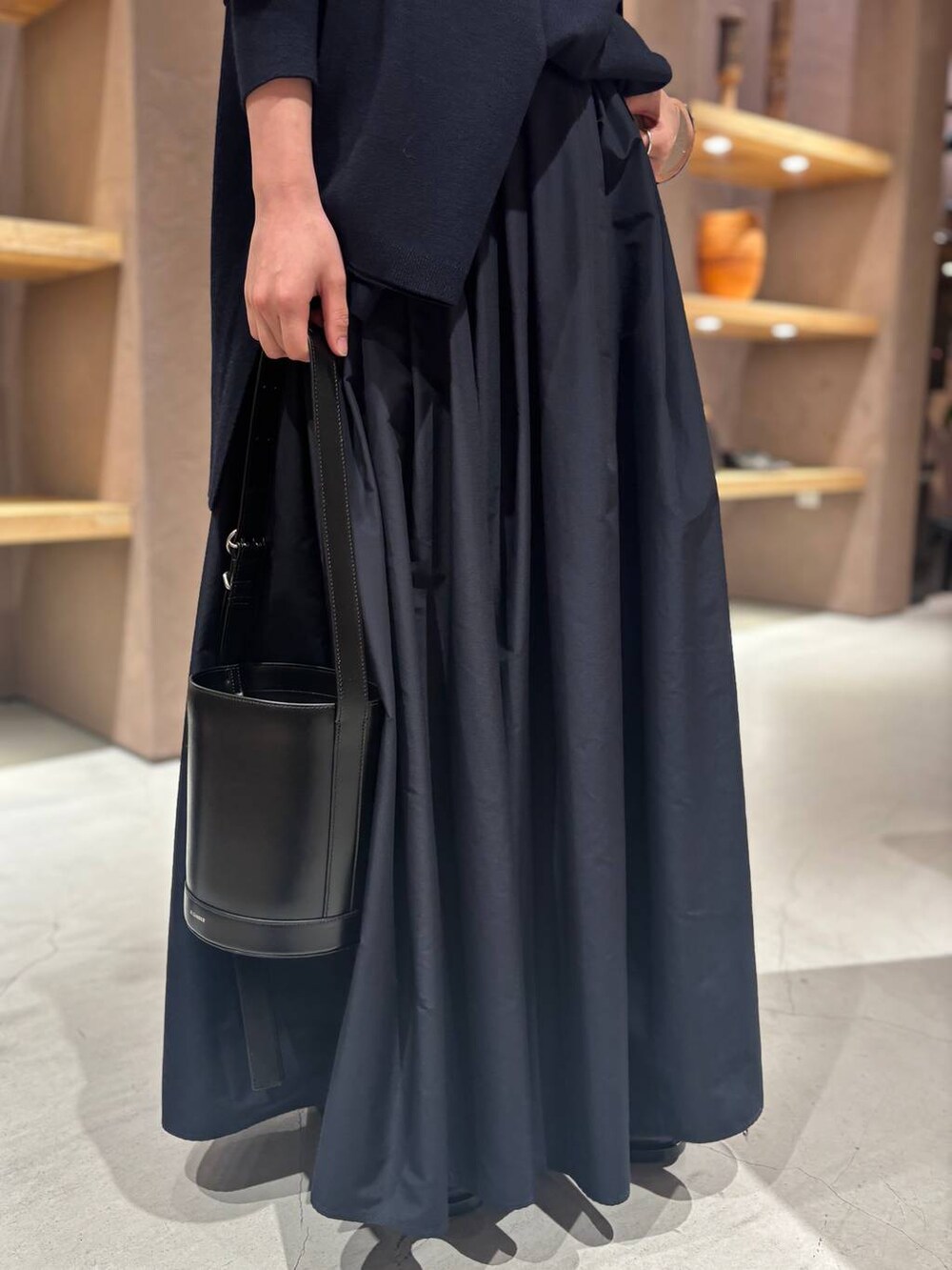 ブルー系のニット/セーター、ブルー系のニット/セーター、ブルー系のスカートを着用したレディースの秋コーディネートの9枚目の写真