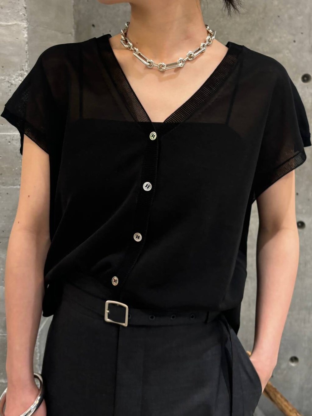 ブラック系のカーディガン/ボレロ、グレー系のスカートを着用したレディースの夏コーディネートの3枚目の写真