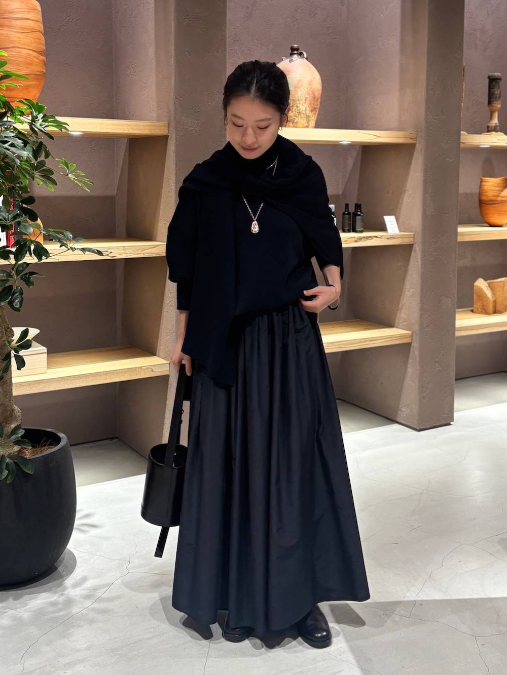 ブルー系のニット/セーター、ブルー系のニット/セーター、ブルー系のスカートを着用したレディースの秋コーディネートの2枚目の写真