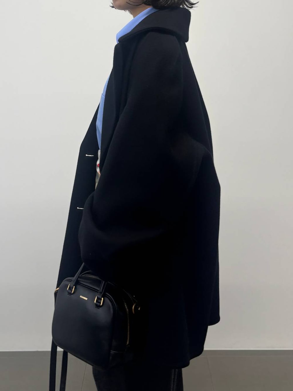 グレー系のその他パンツ、ブラック系のピーコート、グレー系のストール/ショールを着用したレディースの秋コーディネートの5枚目の写真