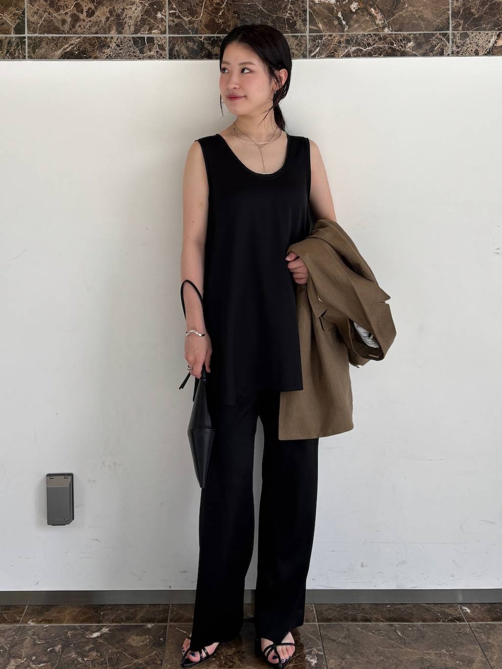 ブラック系のその他パンツ、ブラック系のシャツ/ブラウス、グリーン系のテーラードジャケットを着用したレディースの春コーディネートの8枚目の写真