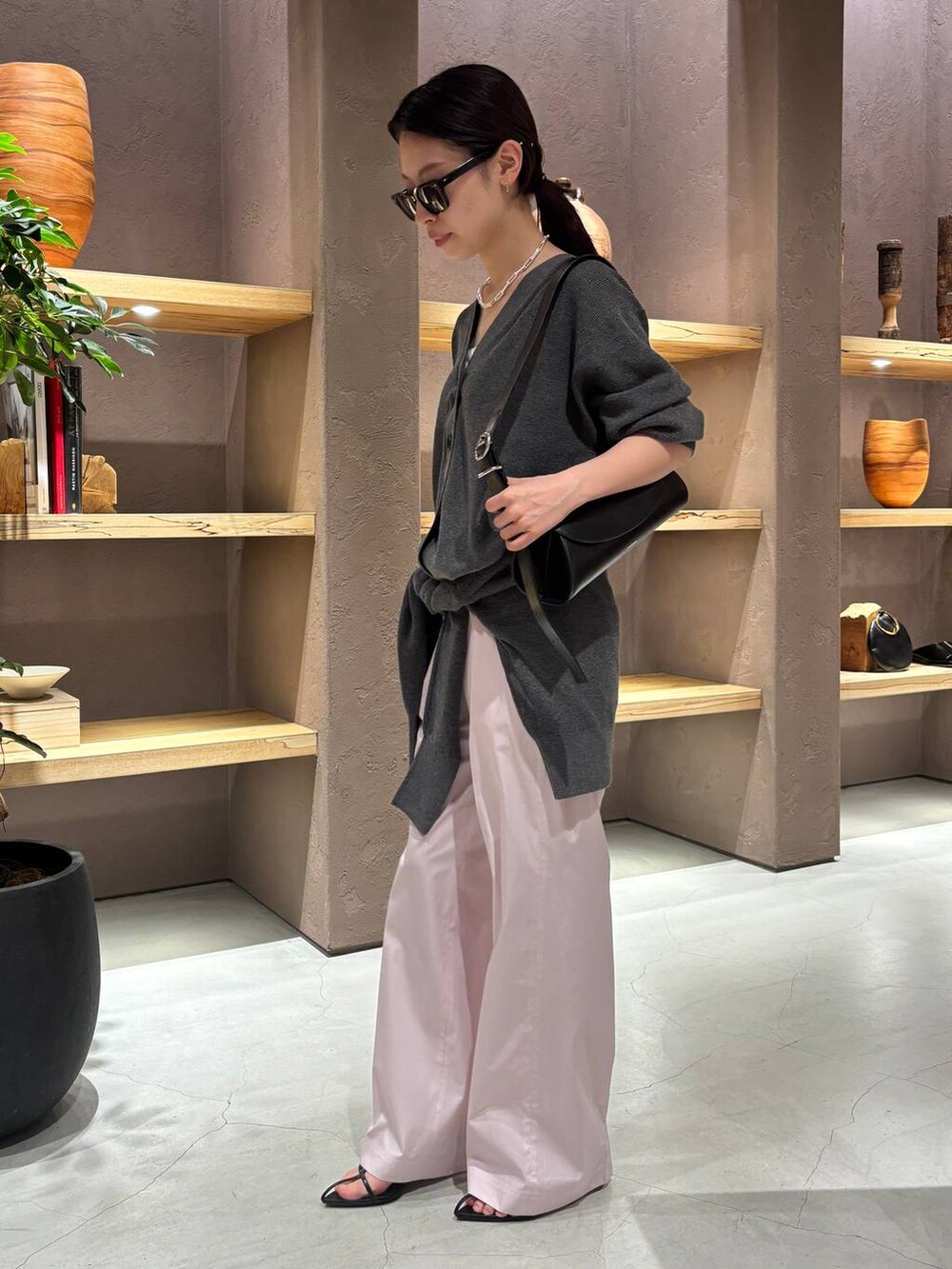 ピンク系のその他パンツ、グレー系のニット/セーター、グレー系のカーディガン/ボレロを着用したレディースの夏コーディネートの2枚目の写真