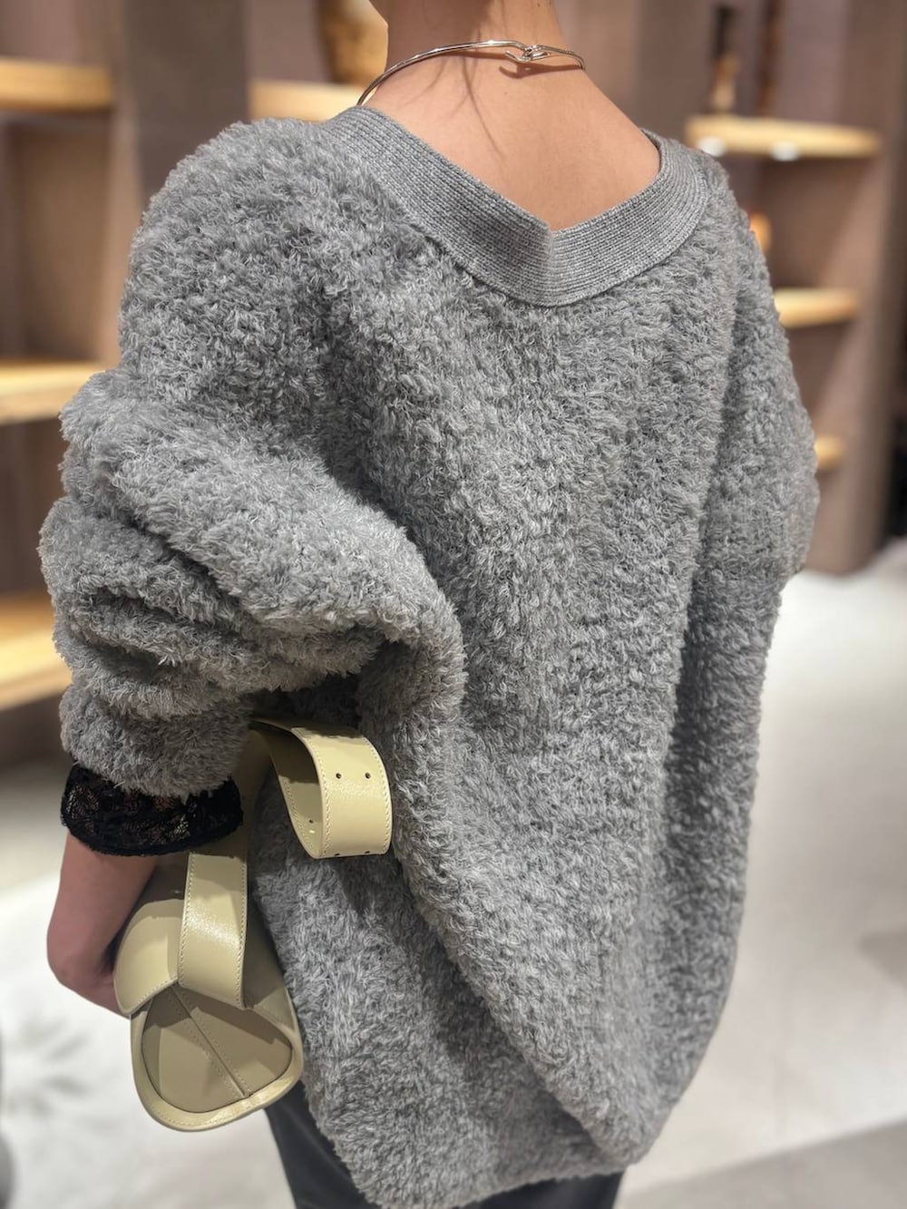 グレー系のカーディガン/ボレロ、ブラック系のTシャツ/カットソー、グレー系のスラックスを着用したレディースの秋コーディネートの6枚目の写真