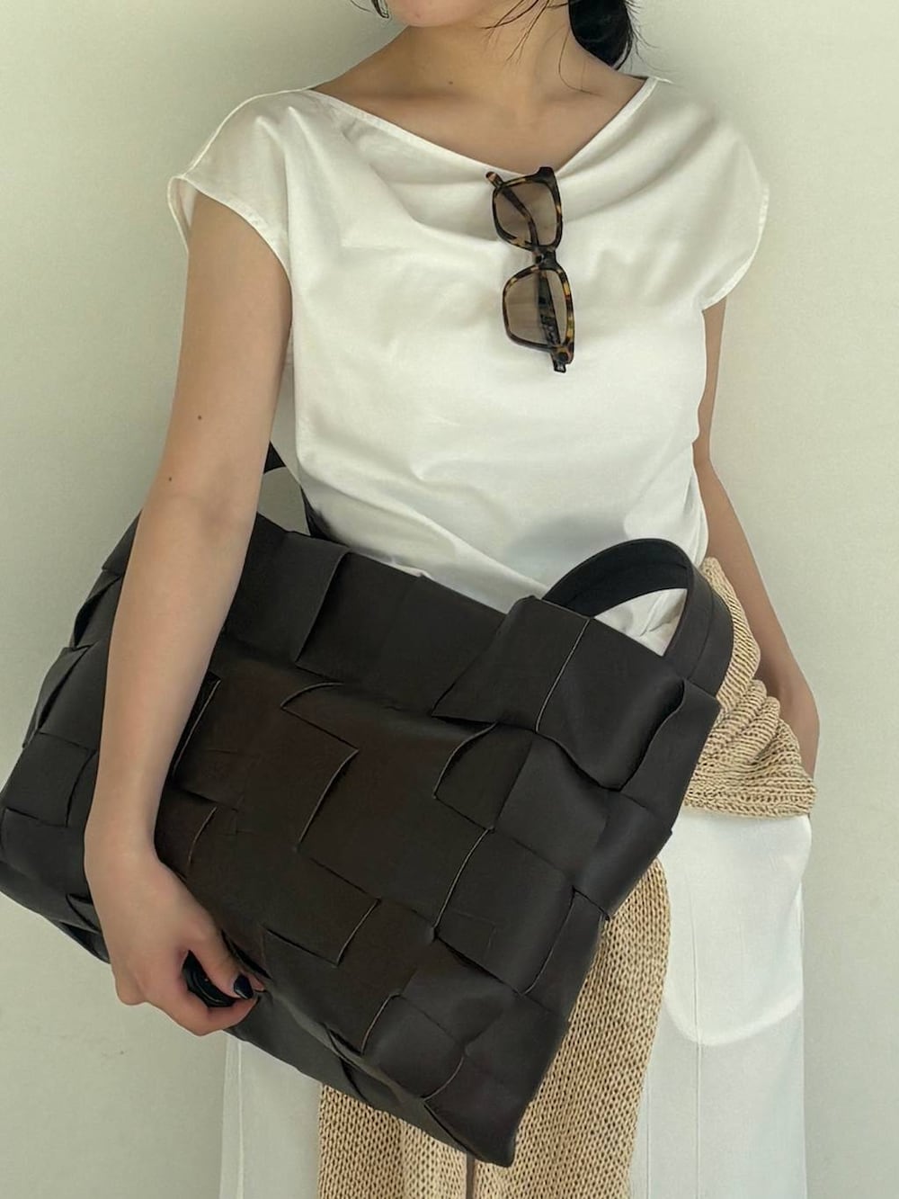 ベージュ系のカーディガン/ボレロ、ホワイト系のTシャツ/カットソーを着用したレディースの夏コーディネートの4枚目の写真