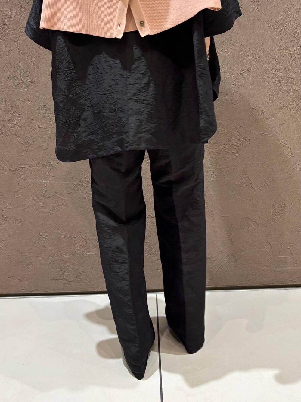 ピンク系のカーディガン/ボレロ、ブラック系のその他パンツ、ブラック系のシャツ/ブラウスを着用したレディースの夏コーディネートの8枚目の写真