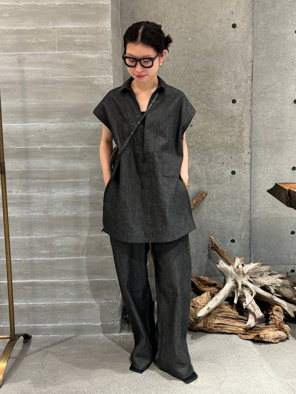 ブラック系のシャツ/ブラウス、ブラック系のデニムパンツを着用したレディースの夏コーディネートの2枚目の写真