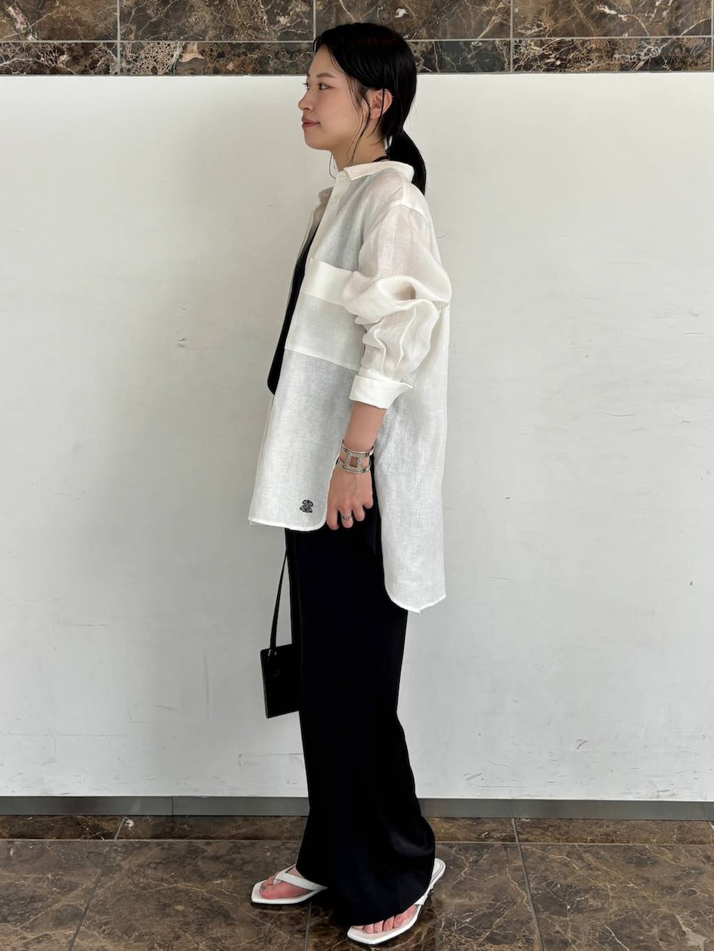 ブラック系のその他パンツ、ブラック系のシャツ/ブラウス、ホワイト系のシャツ/ブラウスを着用したレディースの夏コーディネートの2枚目の写真