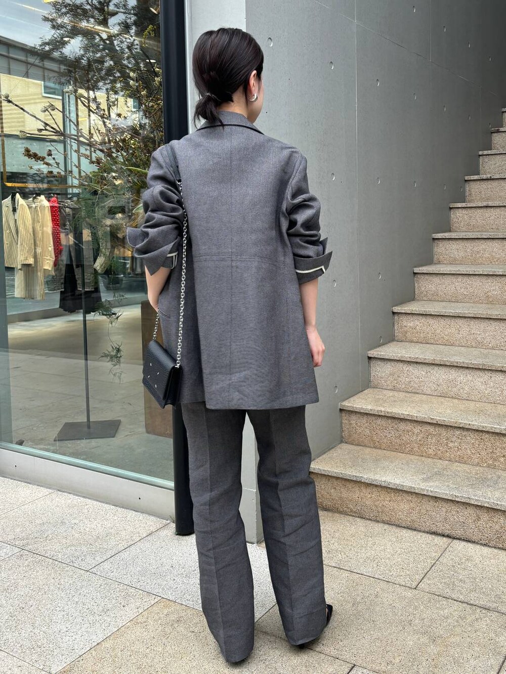 ブラック系のテーラードジャケット、ブラック系のその他パンツ、ブラック系のベストを着用したレディースの春コーディネートの4枚目の写真