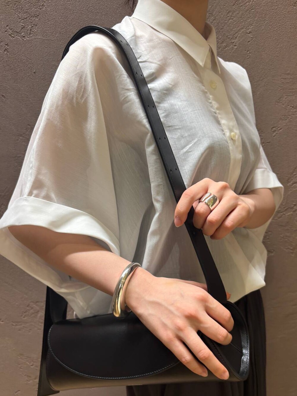 グレー系のその他パンツ、ホワイト系のシャツ/ブラウスを着用したレディースの春コーディネートの6枚目の写真