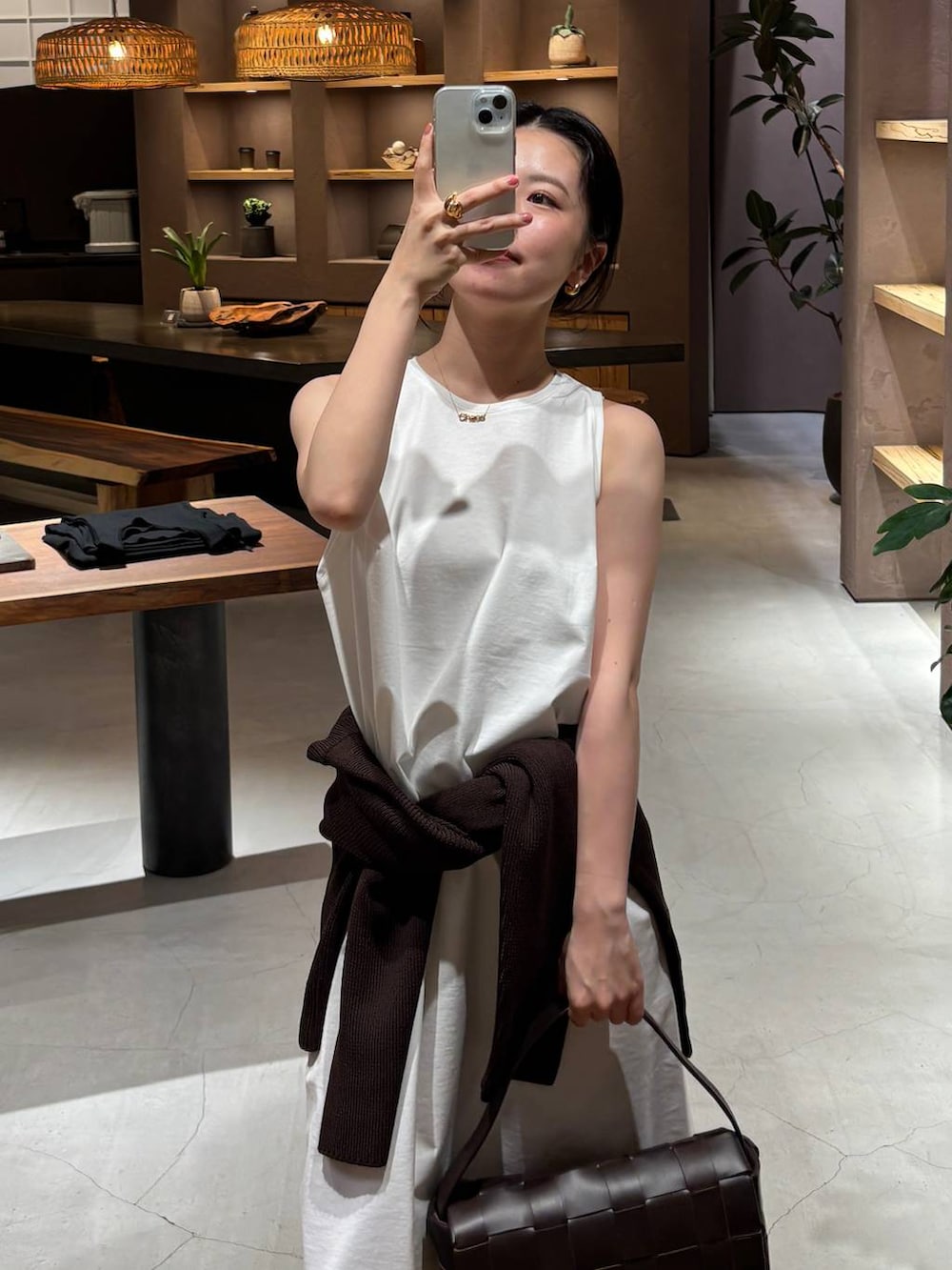 ブラウン系のカーディガン/ボレロを着用したレディースの夏コーディネートの4枚目の写真