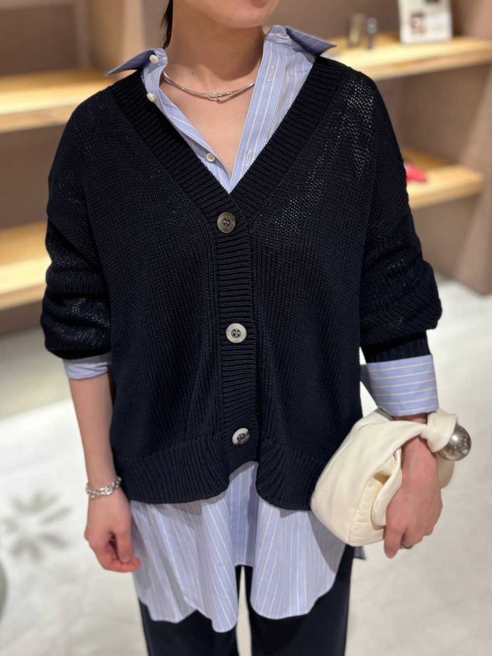 ブルー系のシャツ/ブラウス、ブルー系のカーディガン/ボレロ、ブルー系のその他パンツを着用したレディースの冬コーディネートの5枚目の写真