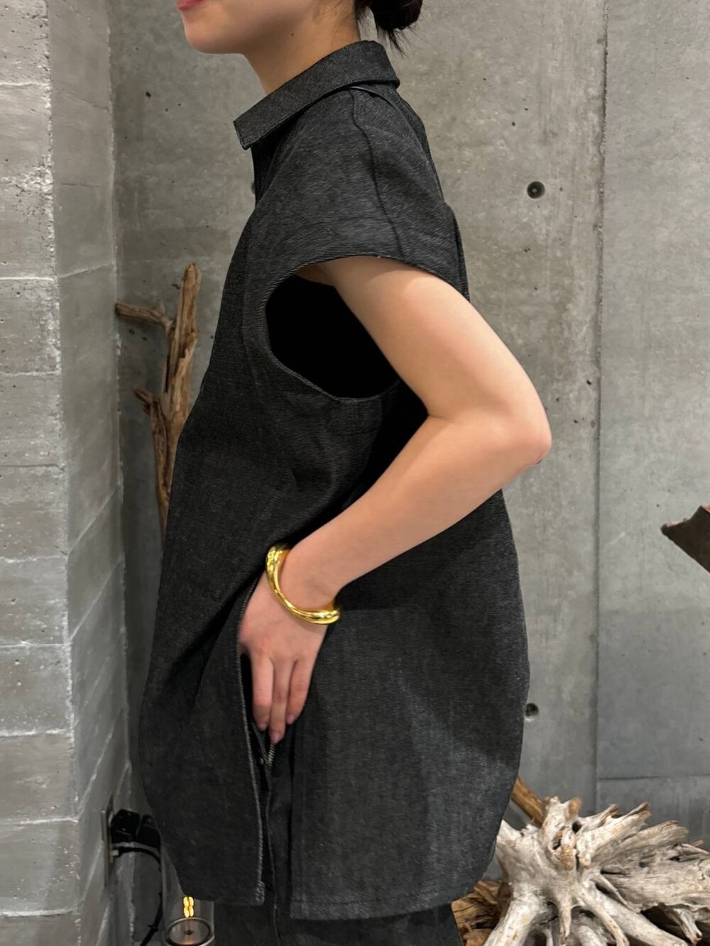 ブラック系のシャツ/ブラウス、ブラック系のデニムパンツを着用したレディースの夏コーディネートの6枚目の写真