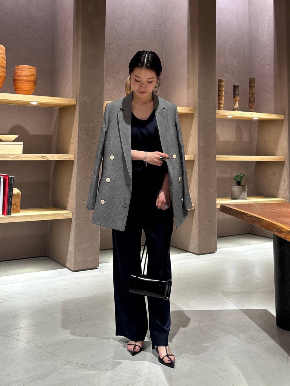 ブルー系のその他パンツ、ブルー系のシャツ/ブラウス、ホワイト系のテーラードジャケットを着用したレディースの春コーディネートの2枚目の写真