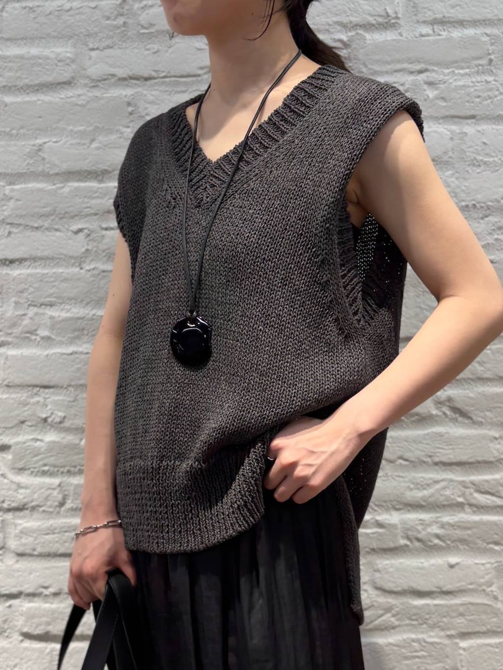 グレー系のベストを着用したレディースの春コーディネートの5枚目の写真