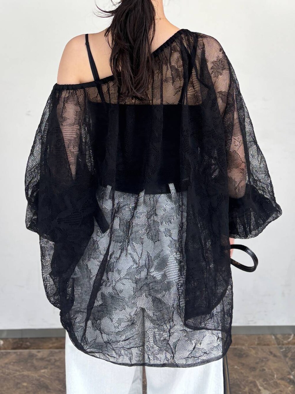 ホワイト系のデニムパンツ、ブラック系のTシャツ/カットソーを着用したレディースの夏コーディネートの7枚目の写真