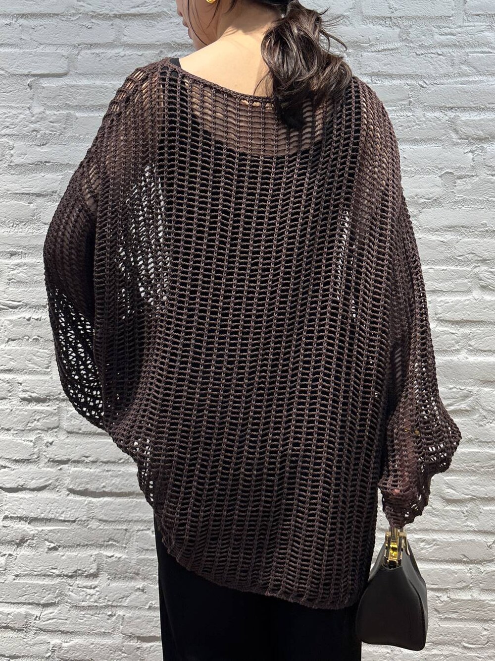 ブラック系のその他パンツ、ブラック系のタンクトップ、ブラウン系のニット/セーターを着用したレディースの春コーディネートの6枚目の写真