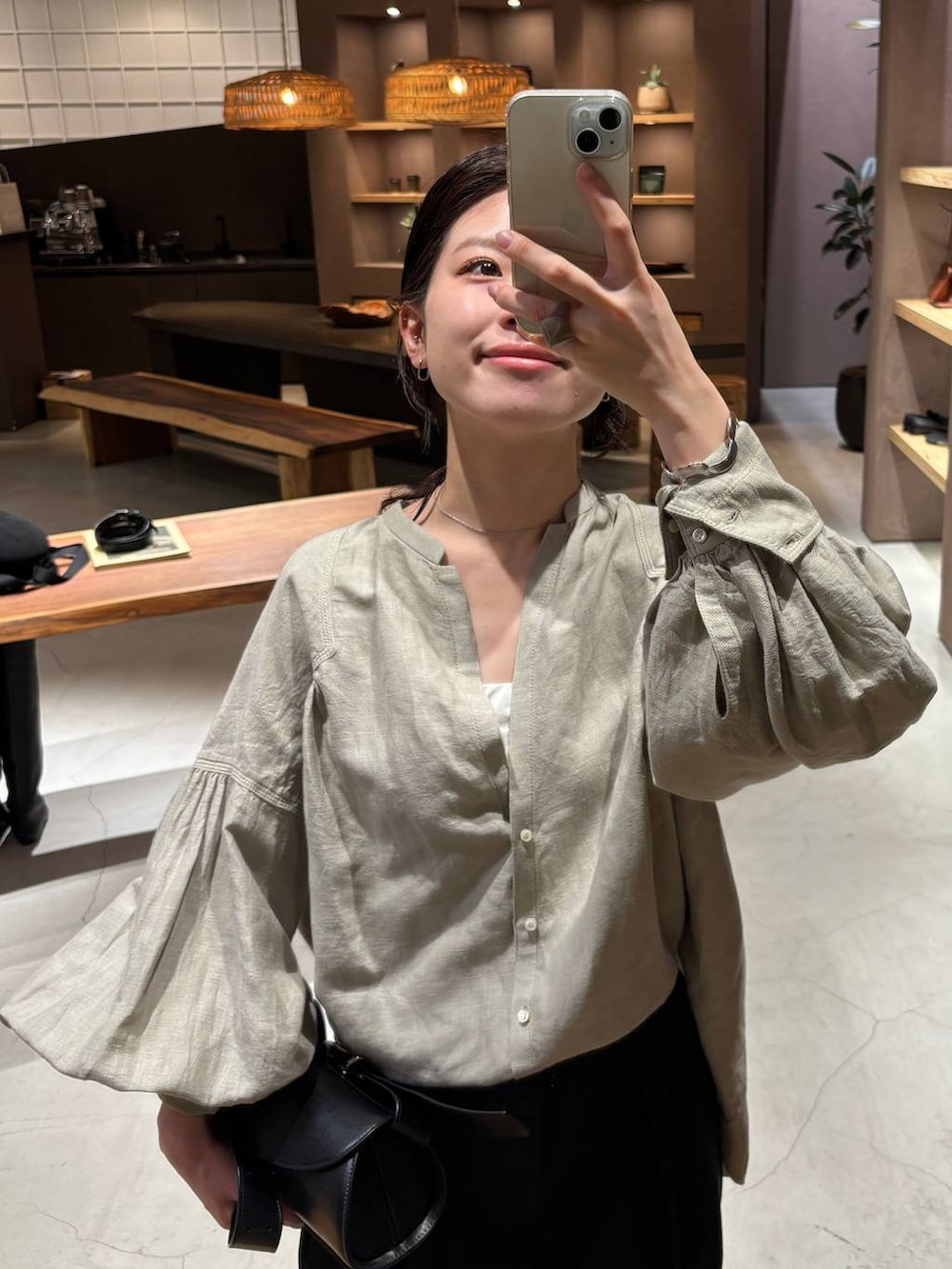 グリーン系のシャツ/ブラウス、ブラック系のスラックスを着用したレディースの春コーディネートの5枚目の写真