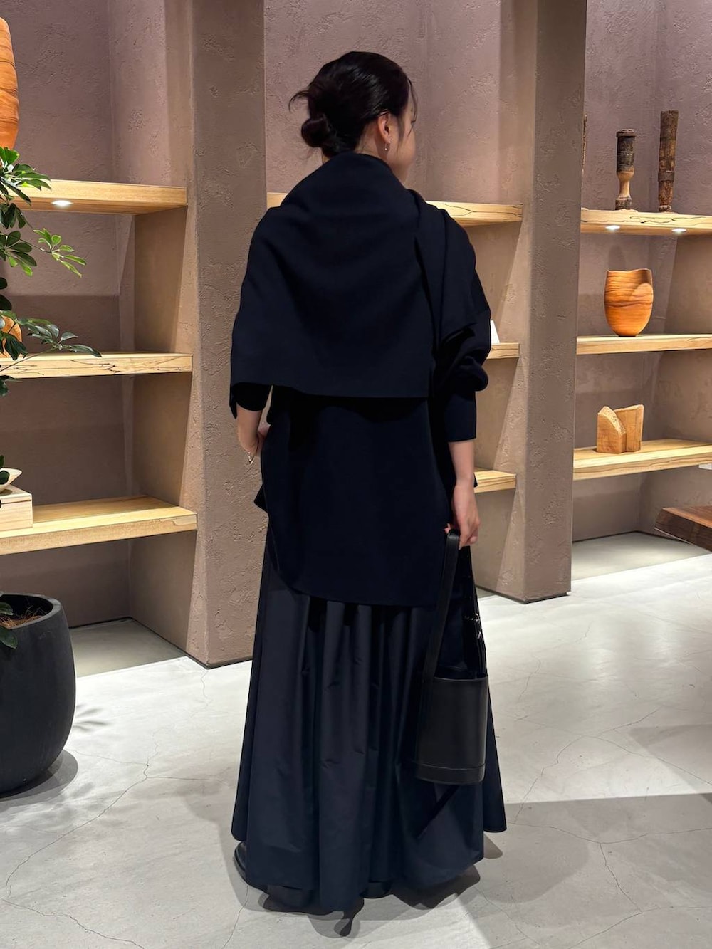 ブルー系のニット/セーター、ブルー系のニット/セーター、ブルー系のスカートを着用したレディースの秋コーディネートの4枚目の写真