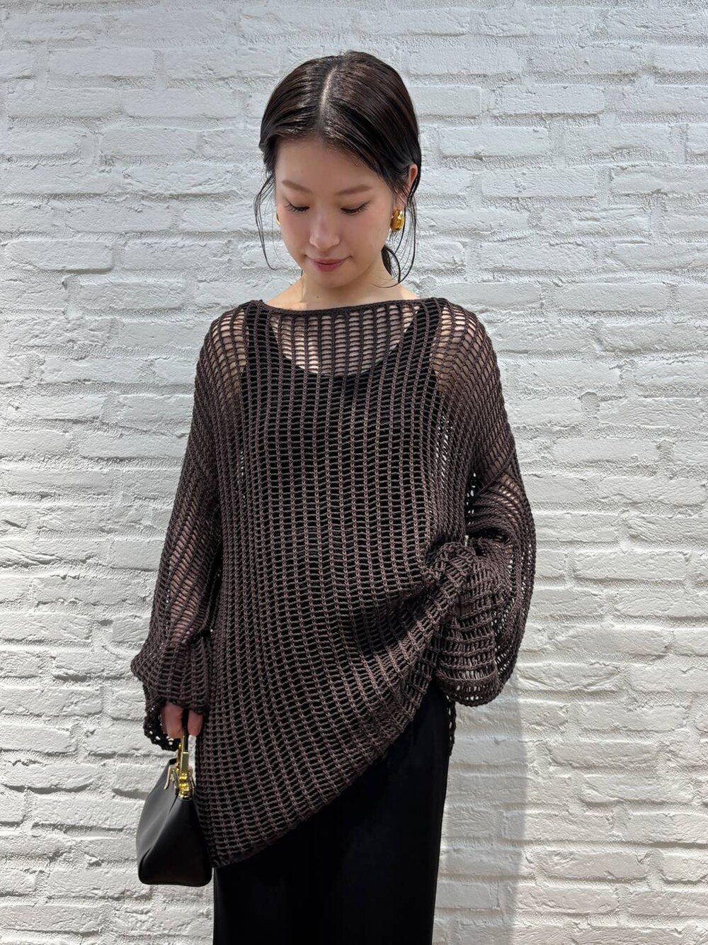 ブラック系のその他パンツ、ブラック系のタンクトップ、ブラウン系のニット/セーターを着用したレディースの春コーディネートの4枚目の写真