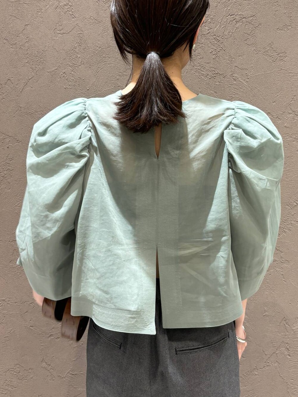 ブラック系のその他パンツ、グリーン系のシャツ/ブラウスを着用したレディースの春コーディネートの7枚目の写真