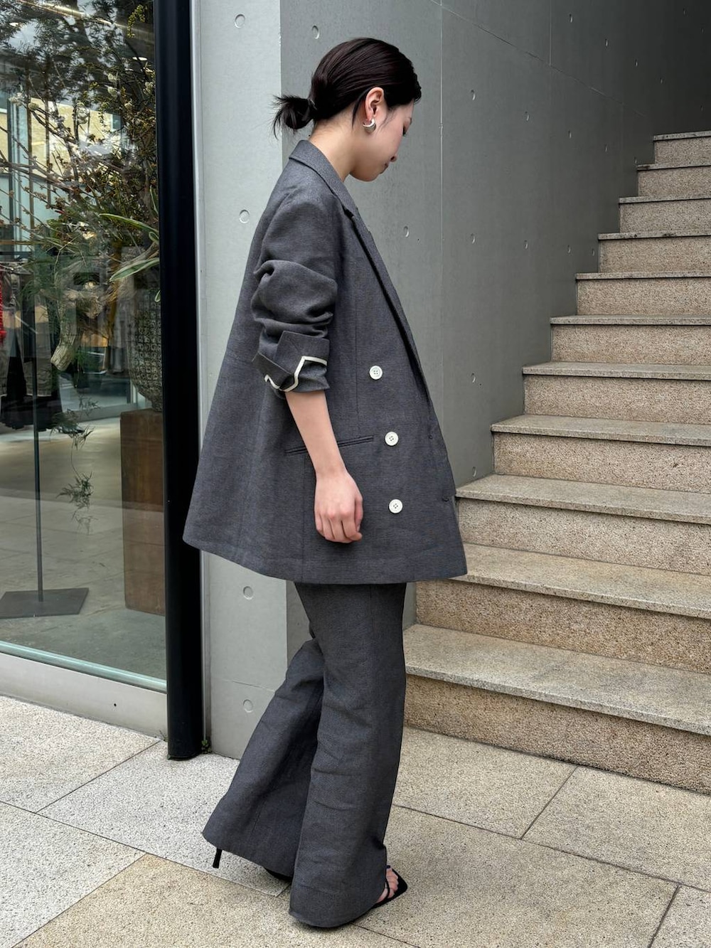 ブラック系のテーラードジャケット、ブラック系のその他パンツ、ブラック系のベストを着用したレディースの春コーディネートの5枚目の写真