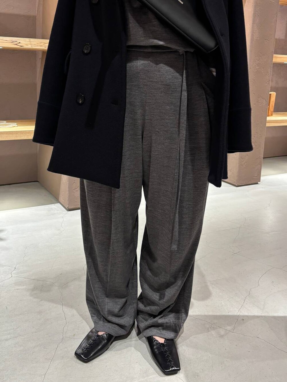 ホワイト系のその他トップス、グレー系のその他パンツ、グレー系のニット/セーターを着用したレディースの秋コーディネートの6枚目の写真