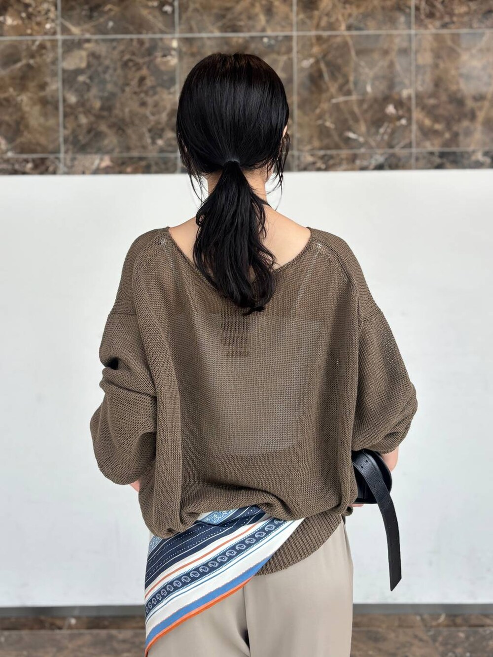 グレー系のその他パンツ、グレー系のネックレス、グレー系のバングル/リストバンドを着用したレディースの夏コーディネートの7枚目の写真