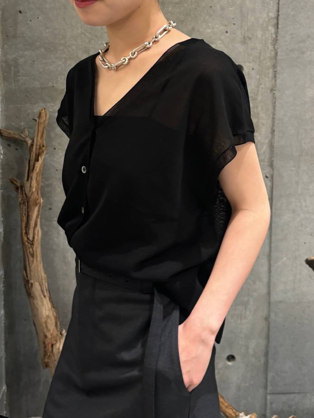 ブラック系のカーディガン/ボレロ、グレー系のスカートを着用したレディースの夏コーディネートの4枚目の写真