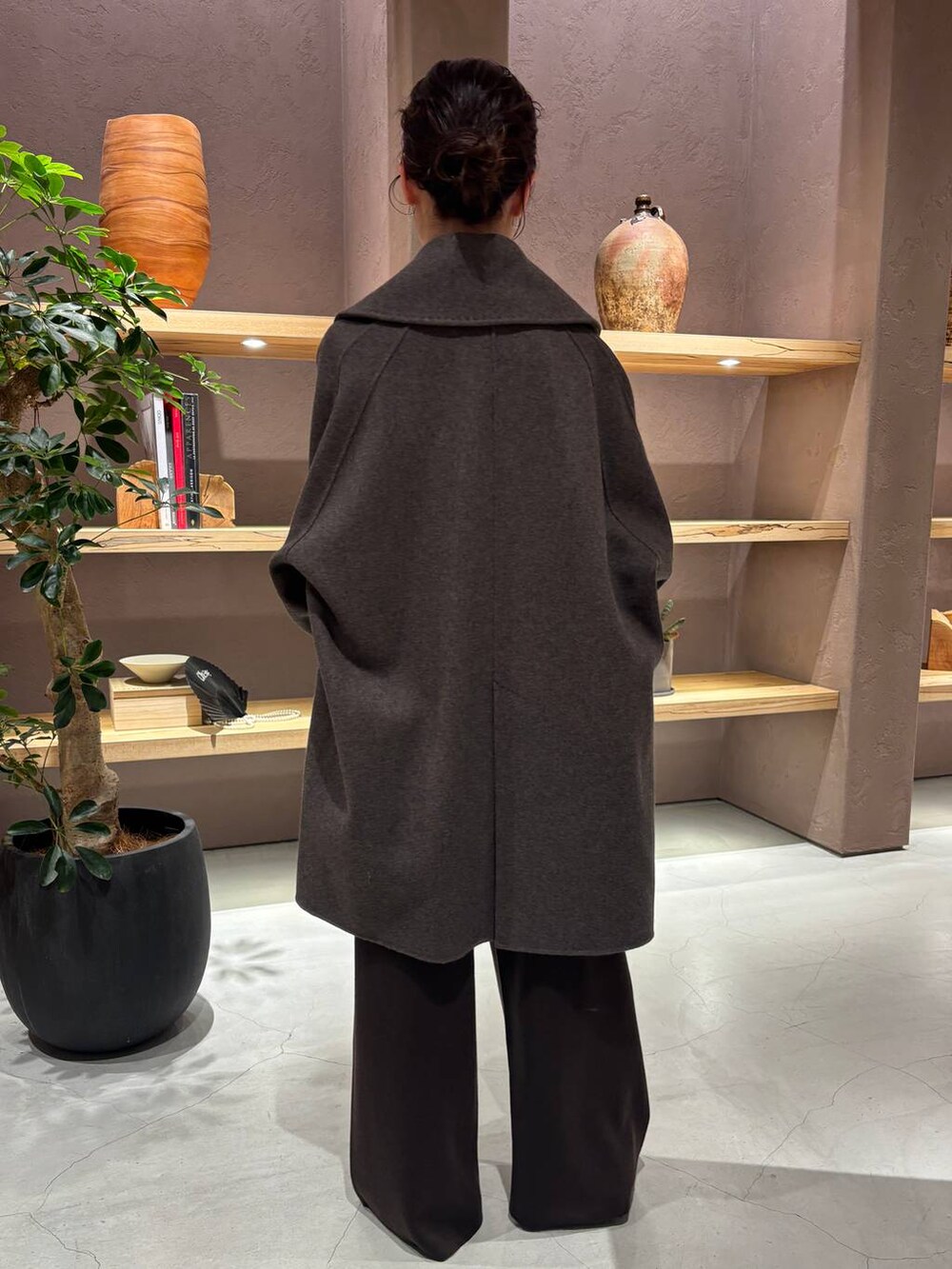 ブラウン系のニット/セーター、ブラウン系のその他アウター、ブラウン系のその他パンツを着用したレディースの秋コーディネートの3枚目の写真