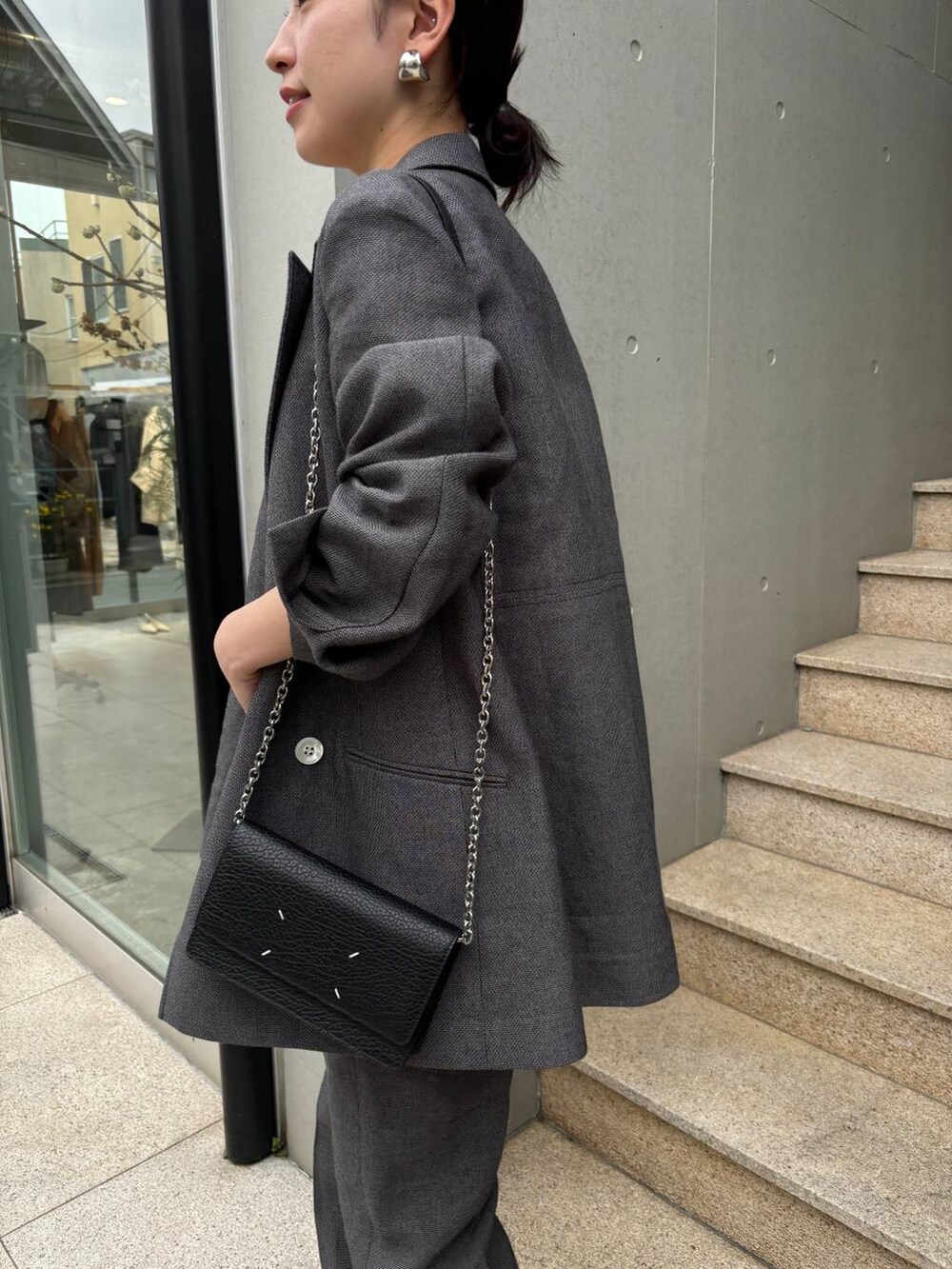 ブラック系のテーラードジャケット、ブラック系のその他パンツ、ブラック系のベストを着用したレディースの春コーディネートの8枚目の写真