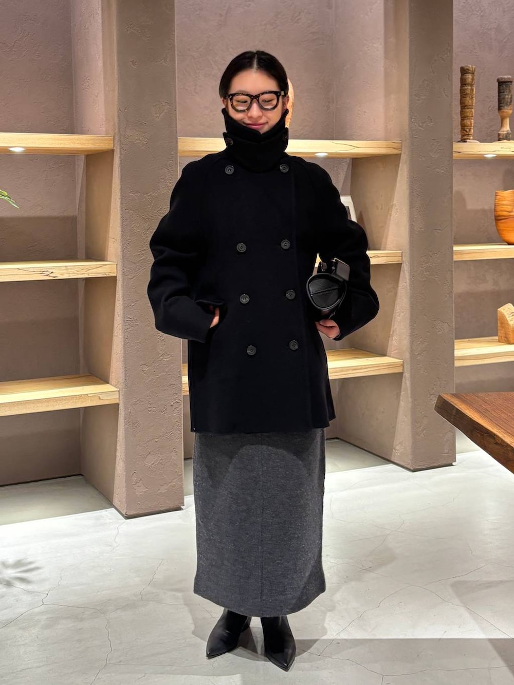 ブルー系のニット/セーター、ブルー系のシャツ/ブラウス、ブルー系のピーコートを着用したレディースの秋コーディネートの4枚目の写真