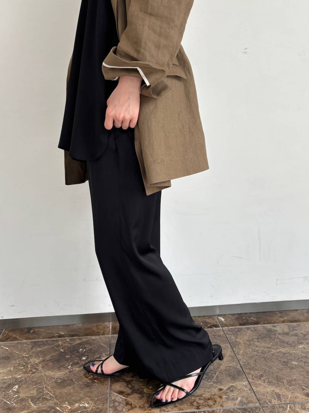 ブラック系のその他パンツ、ブラック系のシャツ/ブラウス、グリーン系のテーラードジャケットを着用したレディースの春コーディネートの6枚目の写真