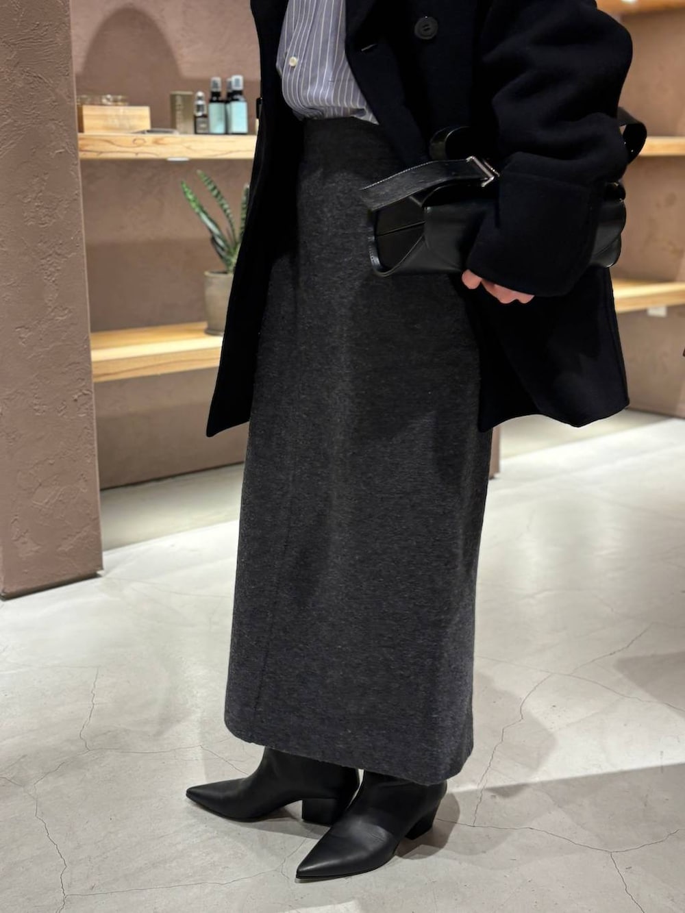 ブルー系のニット/セーター、ブルー系のシャツ/ブラウス、ブルー系のピーコートを着用したレディースの秋コーディネートの9枚目の写真