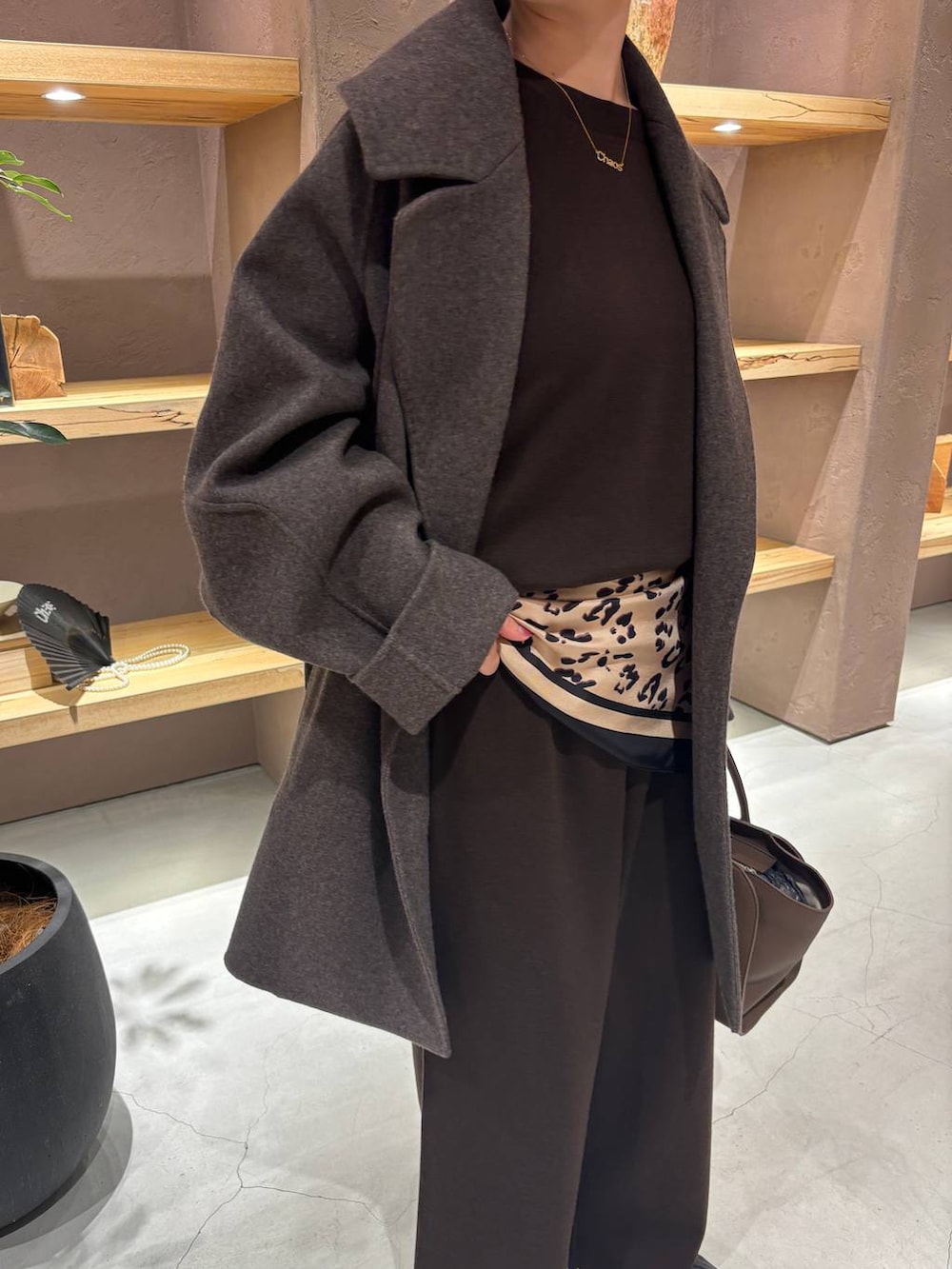 ブラウン系のニット/セーター、ブラウン系のその他アウター、ブラウン系のその他パンツを着用したレディースの秋コーディネートの4枚目の写真