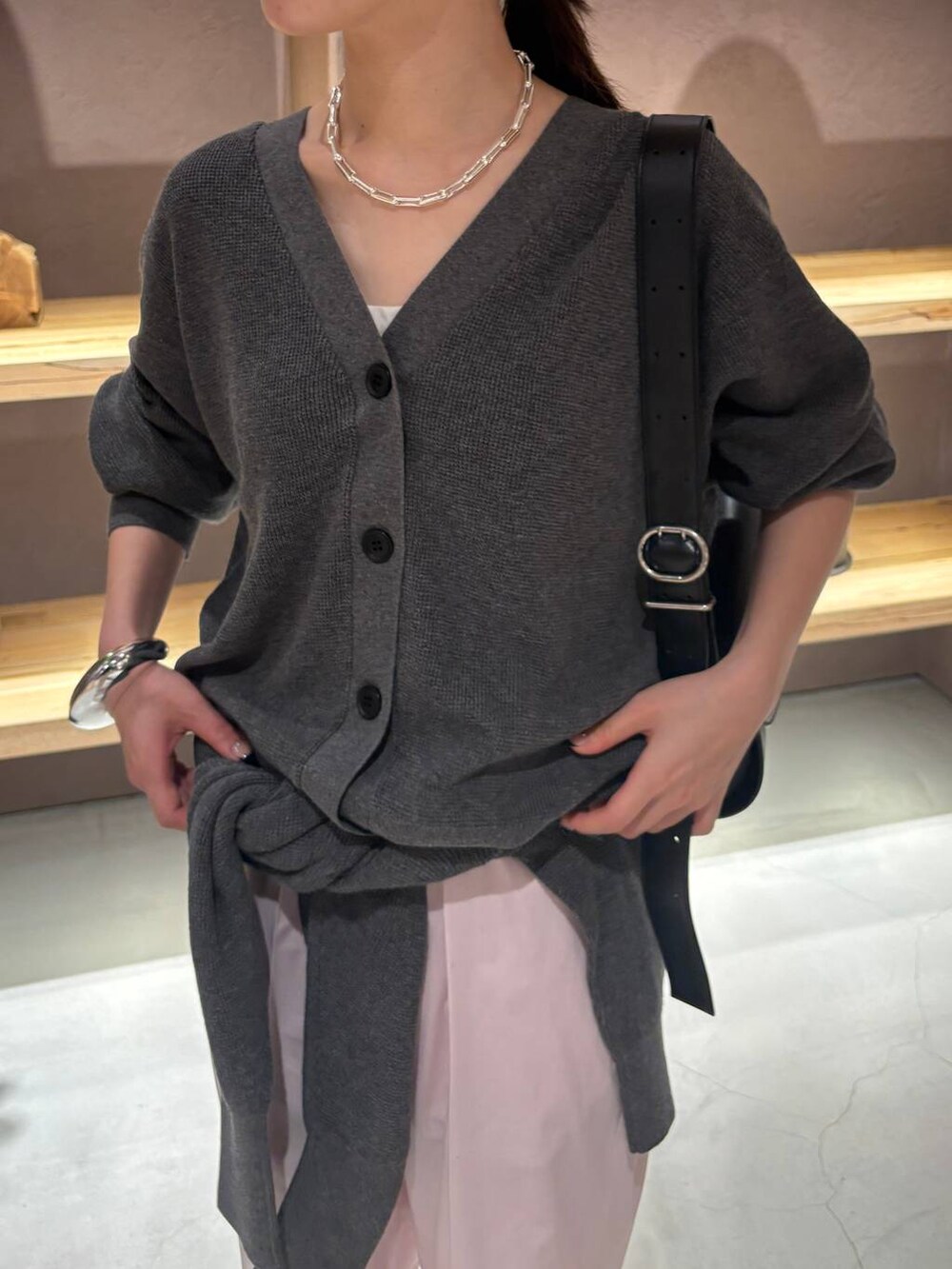 ピンク系のその他パンツ、グレー系のニット/セーター、グレー系のカーディガン/ボレロを着用したレディースの夏コーディネートの5枚目の写真