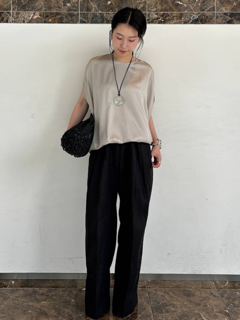 グレー系のシャツ/ブラウス、ブラック系のその他パンツ、グレー系のネックレスを着用したレディースの夏コーディネートの2枚目の写真