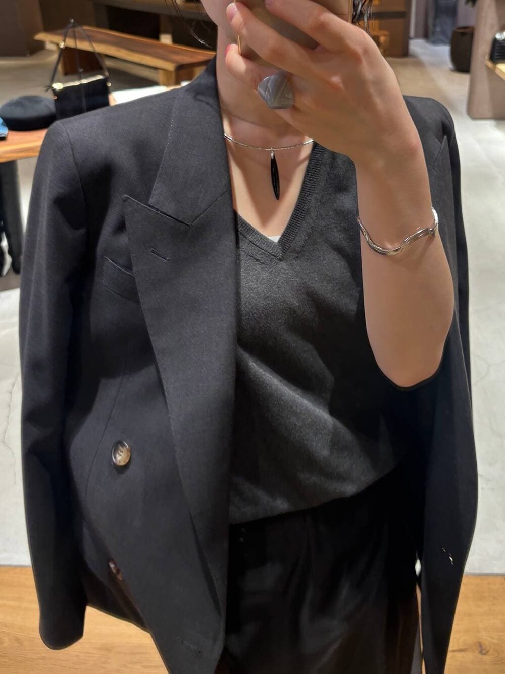 グレー系のスカート、グレー系のニット/セーターを着用したレディースの春コーディネートの4枚目の写真