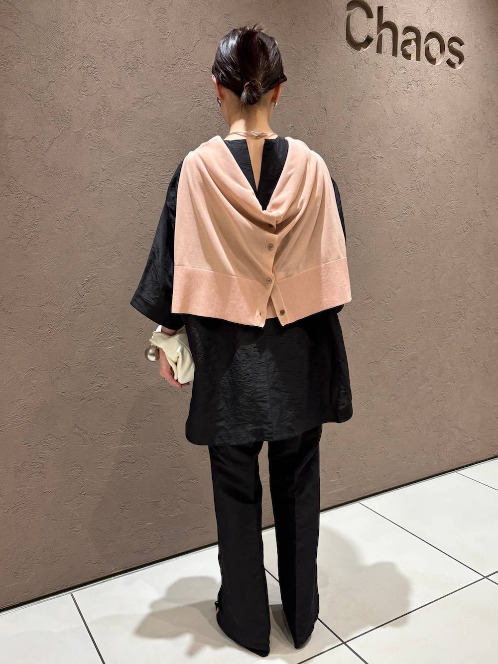 ピンク系のカーディガン/ボレロ、ブラック系のその他パンツ、ブラック系のシャツ/ブラウスを着用したレディースの夏コーディネートの3枚目の写真