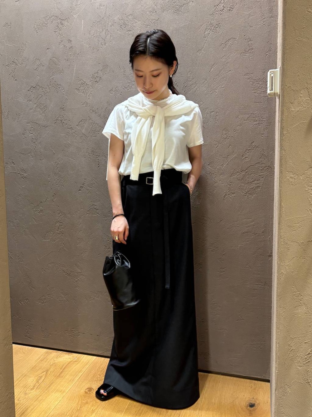 ホワイト系のTシャツ/カットソー、ホワイト系のカーディガン/ボレロ、グレー系のスカートを着用したレディースの夏コーディネートの2枚目の写真