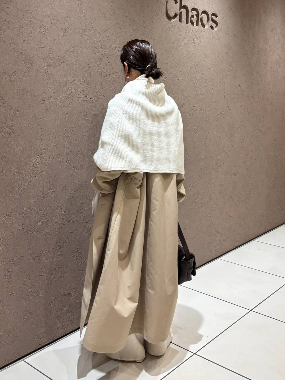 ホワイト系のその他パンツ、ベージュ系のトレンチコート、ホワイト系のストール/ショールを着用したレディースの秋コーディネートの3枚目の写真