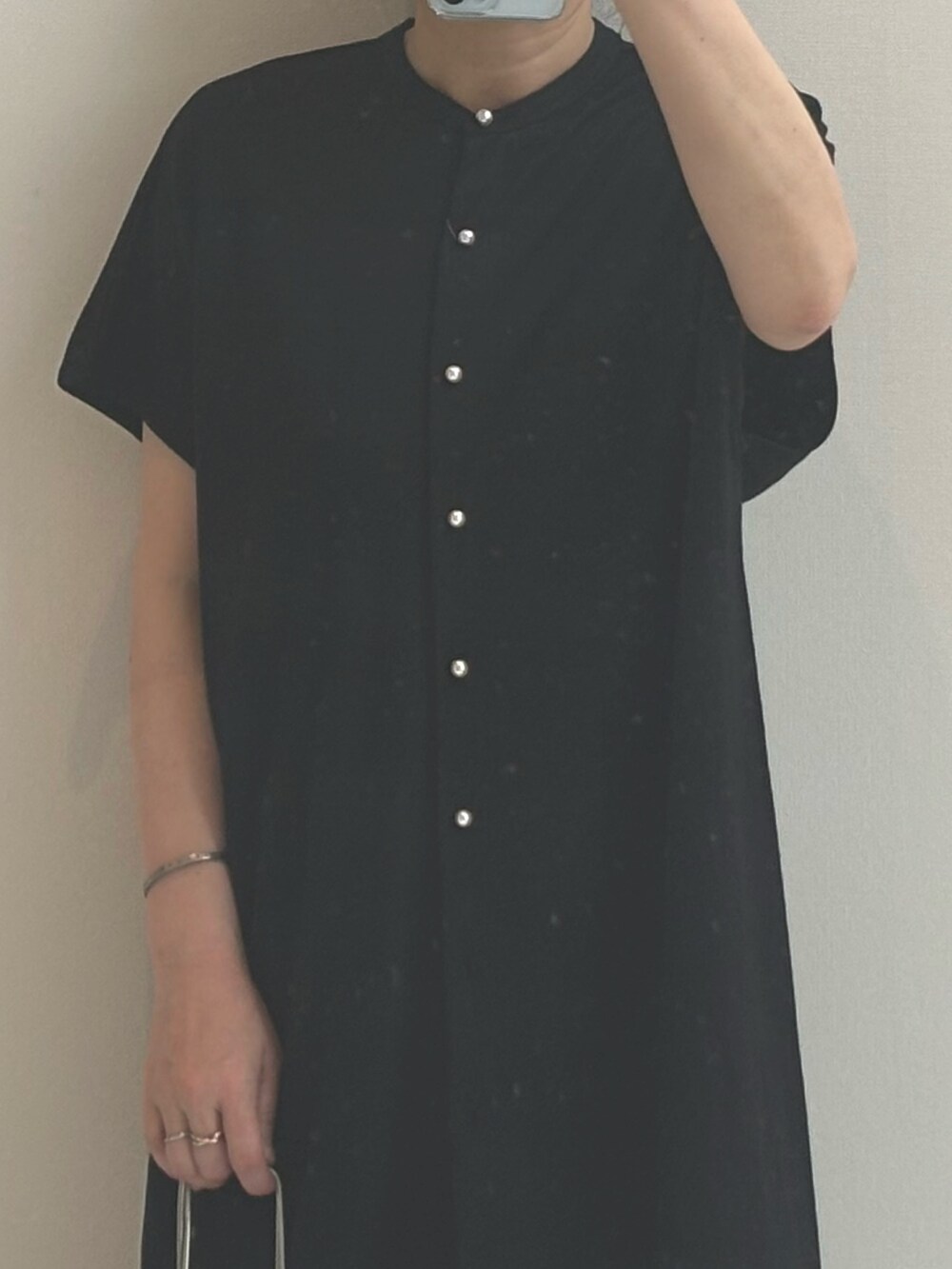 ブラック系のTシャツ/カットソー、ブラック系のパンツを着用したレディースの春コーディネートの3枚目の写真