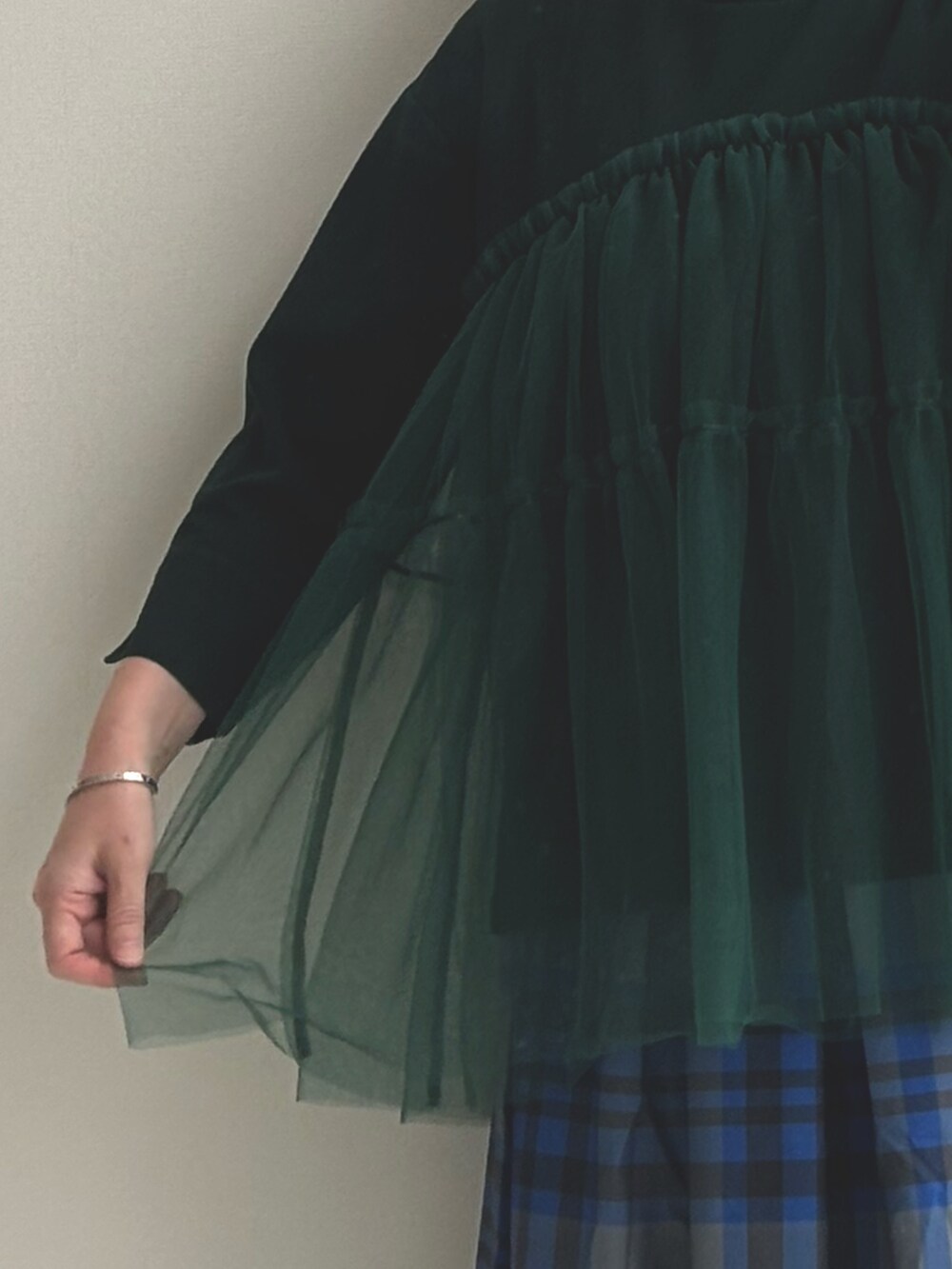 グリーン系のTシャツ/カットソー、ブルー系のスカートを着用したレディースの夏コーディネートの2枚目の写真