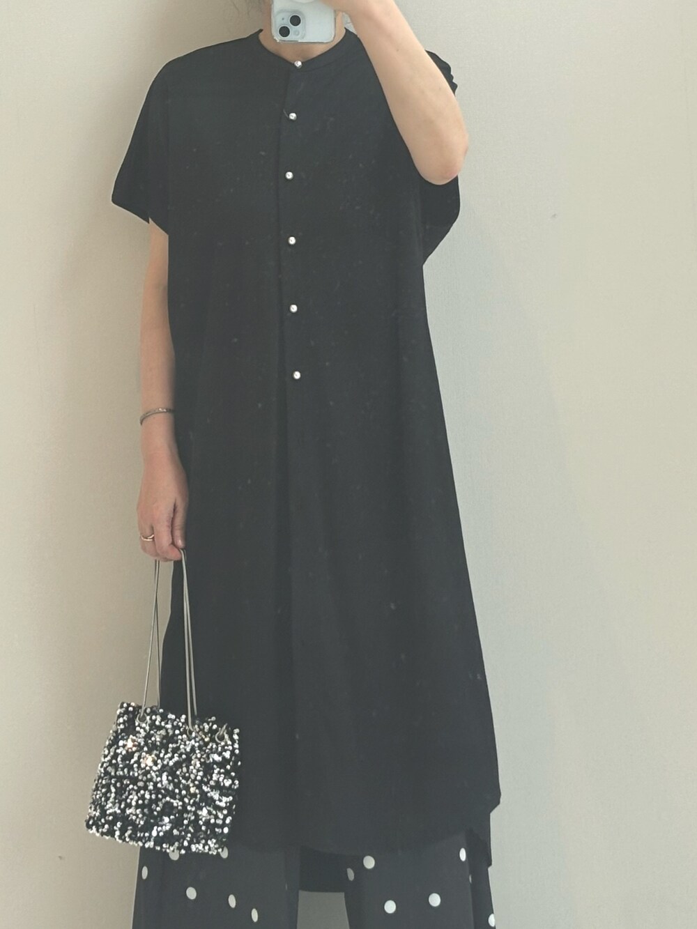 ブラック系のTシャツ/カットソー、ブラック系のパンツを着用したレディースの春コーディネートの2枚目の写真