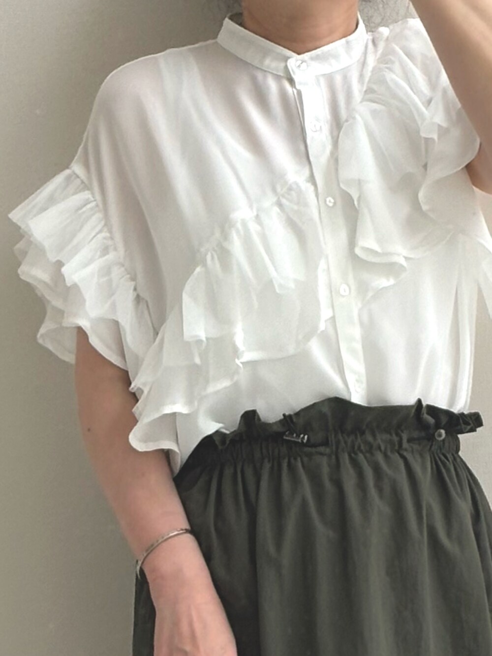 ホワイト系のシャツ/ブラウス、グリーン系のスカート、ブラック系のサンダルを着用したレディースの夏コーディネートの2枚目の写真