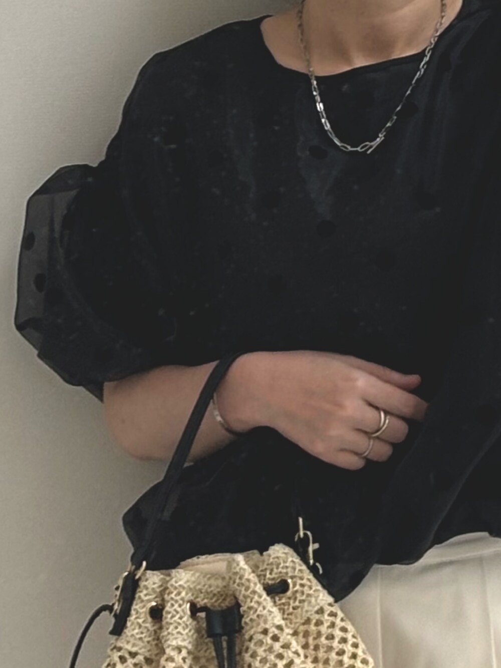 ブラック系のサンダル、ベージュ系のスラックス、ブラック系のTシャツ/カットソーを着用したレディースの夏コーディネートの2枚目の写真