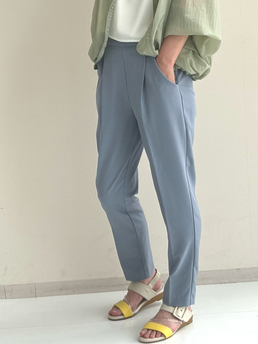 ホワイト系のシャツ/ブラウス、グリーン系のブルゾン、ブルー系のスラックスを着用したレディースの春コーディネートの3枚目の写真